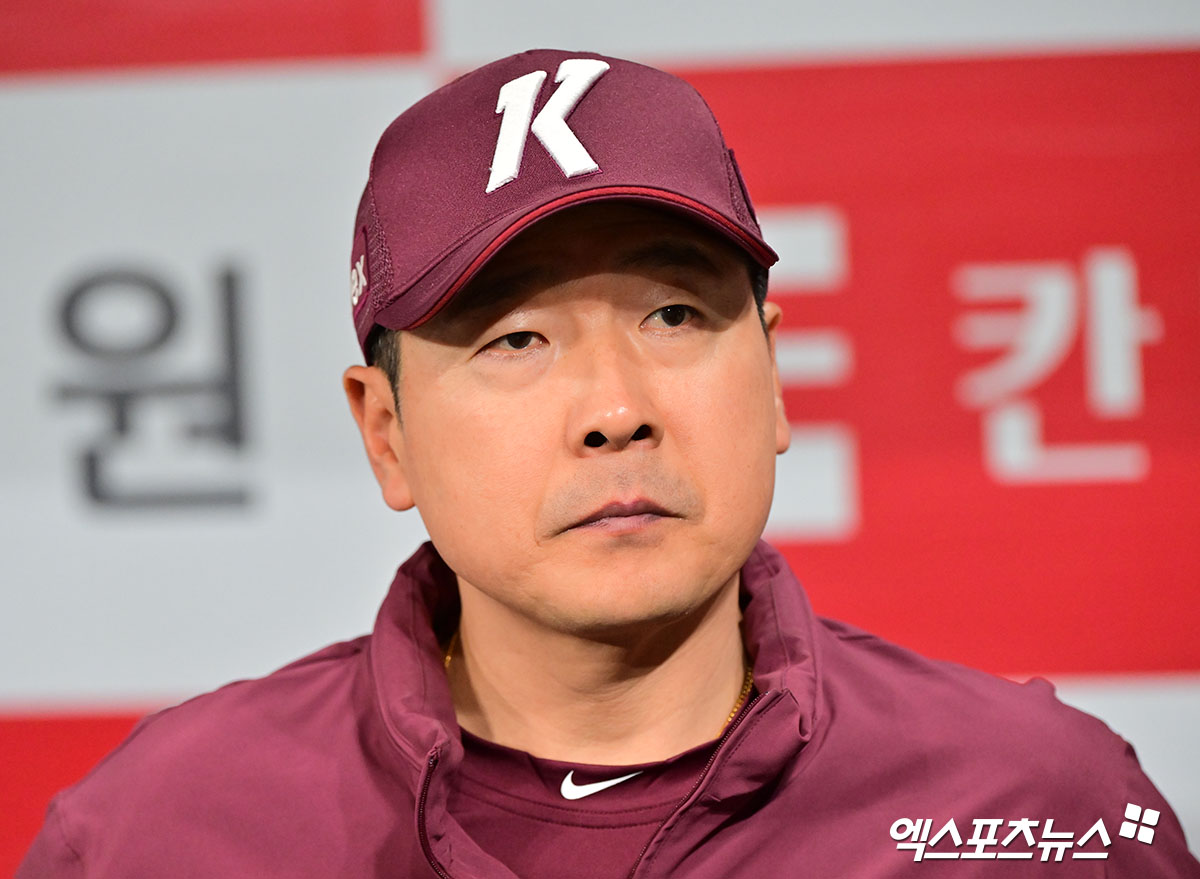 홍원기 키움 히어로즈 감독이 30일 서울 고척스카이돔에서 열리는 2025 신한 SOL Bank KBO리그 롯데 자이언츠와의 팀 간 5차전에 앞서 전날 경기에서 헤드샷 사구 여파로 부상을 당한 내야수 전민재의 쾌유를 기원했다. 홍원기 감독은 이날 2025 신한 SOL Bank KBO리그 롯데 자이언츠와의 팀 간 5차전에 앞서 '매번 말씀드리지만 우리팀뿐 아니라 다른 9개 구단 선수들이 경기 중 부상을 당하면 정말 가슴이 아프다