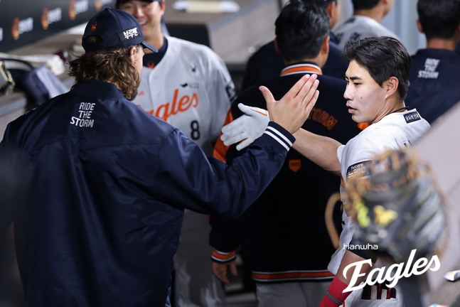 한화 내야수 심우준(오른쪽)은 지난 29일 대전한화생명볼파크에서 열린 '2025 신한 SOL Bank KBO 리그' LG와 주중 3연전 첫 번째 맞대결에서 9번타자 유격수로 선발 출전했다. 4회말 송승기 상대 솔로포를 쏘아 올려 이적 후 첫 홈런포를 기록했다. 한화 이글스