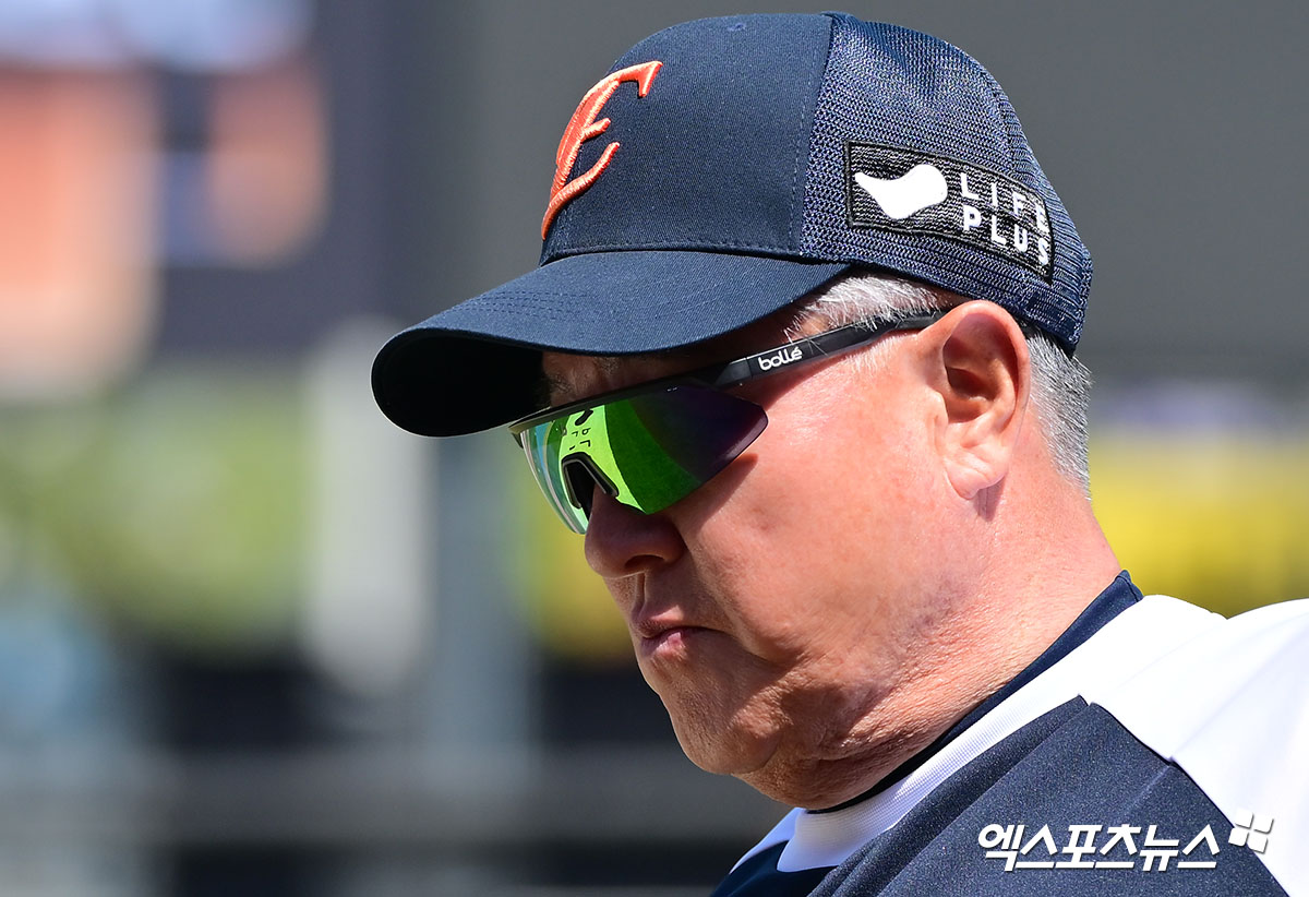 김경문 한화 감독(사진)은 30일 대전한화생명볼파크에서 열릴 '2025 신한 SOL Bank KBO 리그' LG와 정규시즌 다섯 번째 맞대결을 앞두고 내야수 심우준을 칭찬했다. 심우준은 직전 경기 결승포를 쳐내며 마음의 짐을 덜어냈다. 엑스포츠뉴스 DB