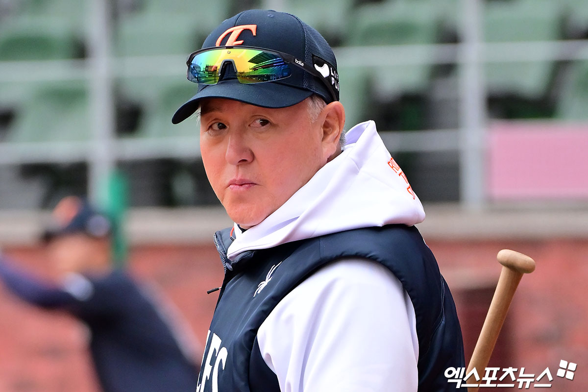 김경문 한화 감독(사진)은 30일 대전한화생명볼파크에서 열릴 '2025 신한 SOL Bank KBO 리그' LG와 정규시즌 다섯 번째 맞대결을 앞두고 내야수 심우준을 칭찬했다. 심우준은 직전 경기 결승포를 쳐내며 마음의 짐을 덜어냈다. 엑스포츠뉴스 DB