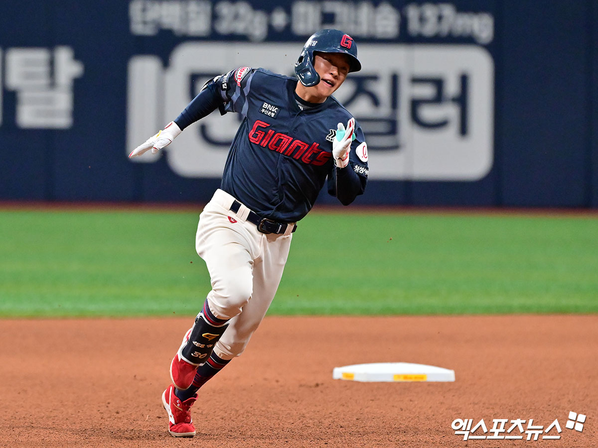 롯데 자이언츠 내야수 이호준이 30일 서울 고척스카이돔에서 열린 2025 신한 SOL Bank KBO리그 키움 히어로즈와의 팀 간 5차전에 9번타자 겸 유격수로 선발출전, 3안타를 기록하고 팀 2연승에 힘을 보탰다. 사진 김한준 기자