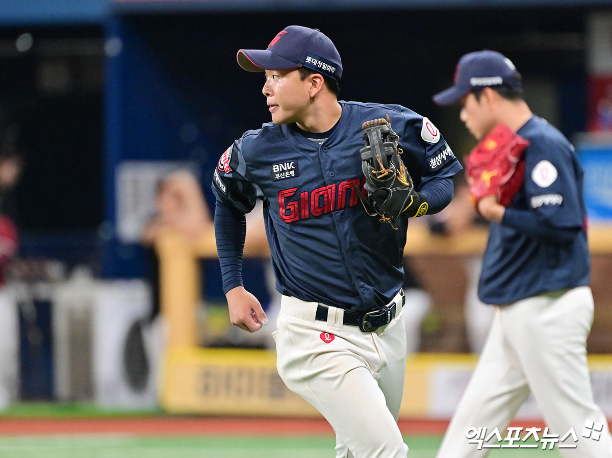 롯데 자이언츠 내야수 이호준이 30일 서울 고척스카이돔에서 열린 2025 신한 SOL Bank KBO리그 키움 히어로즈와의 팀 간 5차전에 9번타자 겸 유격수로 선발출전, 4타수 3안타 2타점 2득점을 기록하며 팀 2연승에 힘을 보탰다. 사진 김한준 기자
