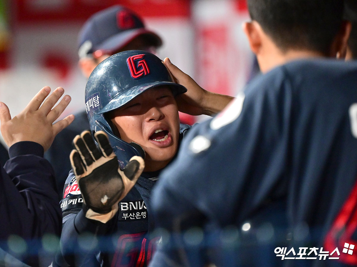 롯데 자이언츠 내야수 이호준이 30일 서울 고척스카이돔에서 열린 2025 신한 SOL Bank KBO리그 키움 히어로즈와의 팀 간 5차전에 9번타자 겸 유격수로 선발출전, 4타수 3안타 2타점 2득점을 기록하며 팀 2연승에 힘을 보탰다. 사진 김한준 기자