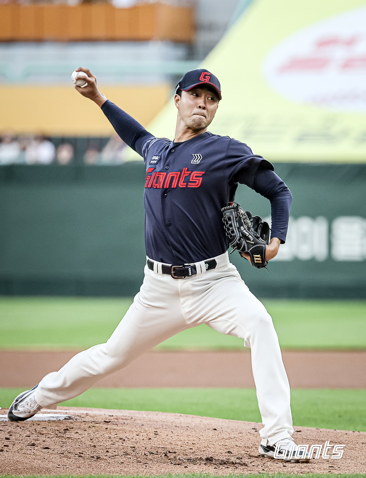 롯데 자이언츠 우완 파이어볼러 유망주 윤성빈이 허리 통증으로 2025 시즌 어린이날 시리즈 기간 1군 콜업이 불발됐다. 사진 롯데 자이언츠