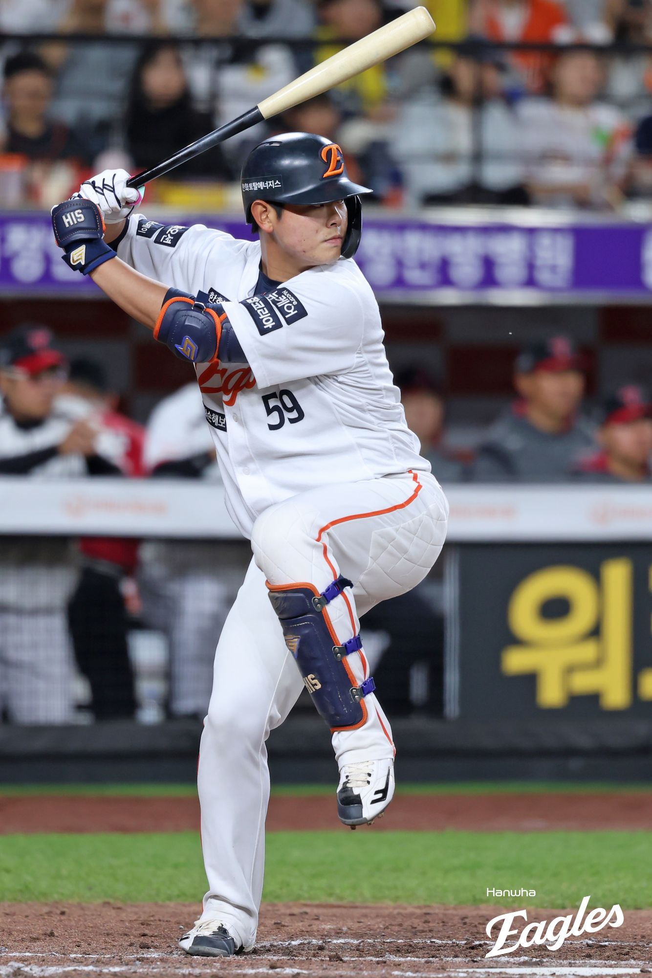 한화 포수 허인서는 30일 대전한화생명볼파크에서 열린 '2025 신한 SOL Bank KBO 리그' LG와 정규시즌 다섯 번째 맞대결에서 8회말 대타로 교체 출전했다. 1타점 2루타로 적시타를 쳐내며 생애 첫 타점을 올렸다. 한화 이글스