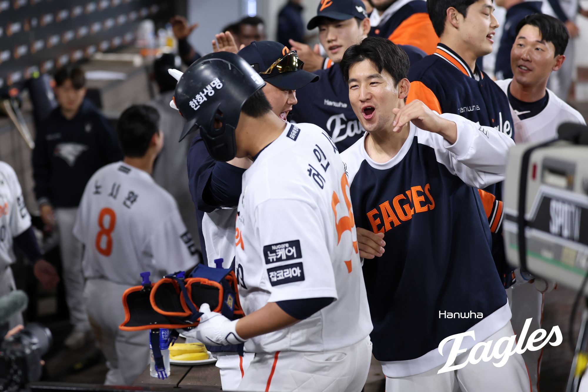 한화 포수 허인서(왼쪽)는 30일 대전한화생명볼파크에서 열린 '2025 신한 SOL Bank KBO 리그' LG와 정규시즌 다섯 번째 맞대결에서 8회말 대타로 교체 출전했다. 1타점 2루타로 적시타를 쳐내며 생애 첫 타점을 올렸다. 한화 이글스