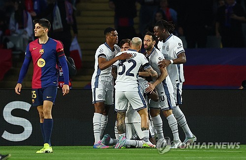 바르셀로나와 인터 밀란이 1일(한국시간) 스페인 바르셀로나에 있는 에스타디 올림픽 류이스 콤파니스에서 열린 2024-2025시즌 유럽축구연맹(UEFA) 챔피언스리그 4강 1차전에서 난타전 끝에 3-3 무승부를 거뒀다. 연합뉴스