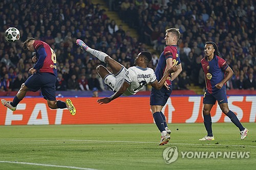 바르셀로나와 인터 밀란이 1일(한국시간) 스페인 바르셀로나에 있는 에스타디 올림픽 류이스 콤파니스에서 열린 2024-2025시즌 유럽축구연맹(UEFA) 챔피언스리그 4강 1차전에서 난타전 끝에 3-3 무승부를 거뒀다. 연합뉴스