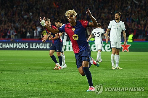 바르셀로나와 인터 밀란이 1일(한국시간) 스페인 바르셀로나에 있는 에스타디 올림픽 류이스 콤파니스에서 열린 2024-2025시즌 유럽축구연맹(UEFA) 챔피언스리그 4강 1차전에서 난타전 끝에 3-3 무승부를 거뒀다. 연합뉴스