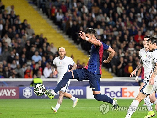 바르셀로나와 인터 밀란이 1일(한국시간) 스페인 바르셀로나에 있는 에스타디 올림픽 류이스 콤파니스에서 열린 2024-2025시즌 유럽축구연맹(UEFA) 챔피언스리그 4강 1차전에서 난타전 끝에 3-3 무승부를 거뒀다. 연합뉴스