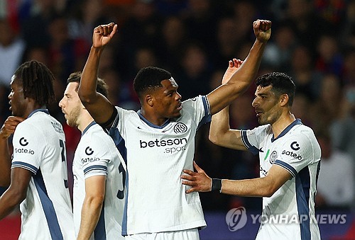 바르셀로나와 인터 밀란이 1일(한국시간) 스페인 바르셀로나에 있는 에스타디 올림픽 류이스 콤파니스에서 열린 2024-2025시즌 유럽축구연맹(UEFA) 챔피언스리그 4강 1차전에서 난타전 끝에 3-3 무승부를 거뒀다. 연합뉴스