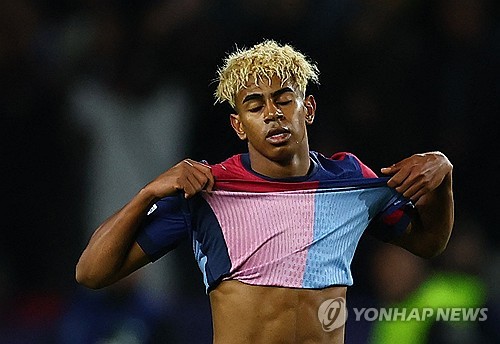 바르셀로나와 인터 밀란이 1일(한국시간) 스페인 바르셀로나에 있는 에스타디 올림픽 류이스 콤파니스에서 열린 2024-2025시즌 유럽축구연맹(UEFA) 챔피언스리그 4강 1차전에서 난타전 끝에 3-3 무승부를 거뒀다. 연합뉴스