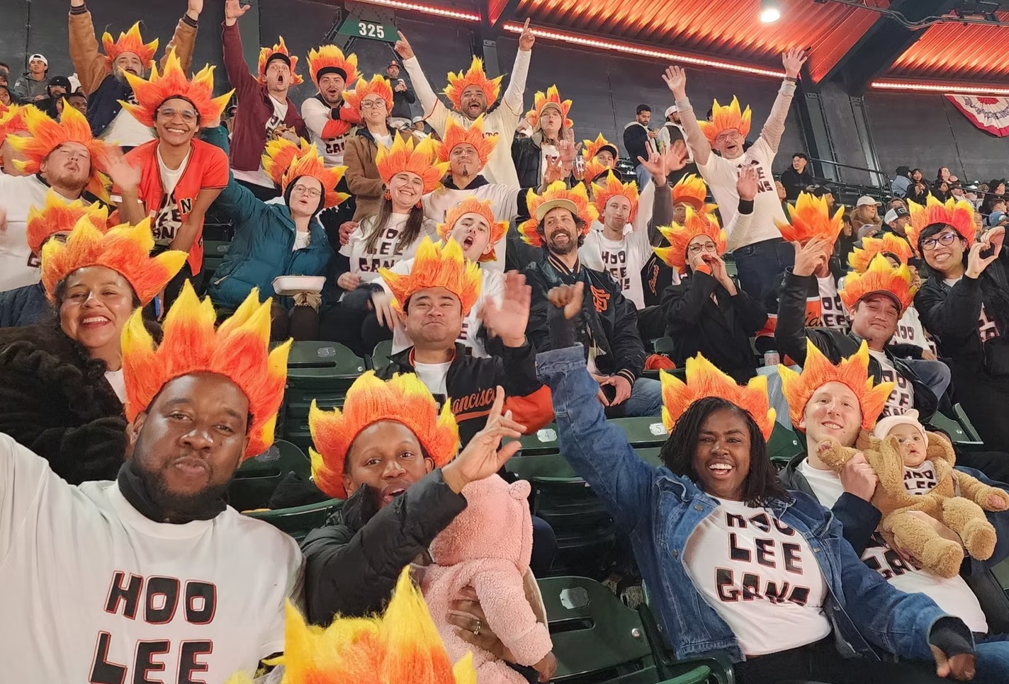 샌프란시스코 자이언츠 이정후의 팬클럽 후리건스가 경기장에서 단체 사진을 찍고 있다. 후리건스 공식 홈페이지