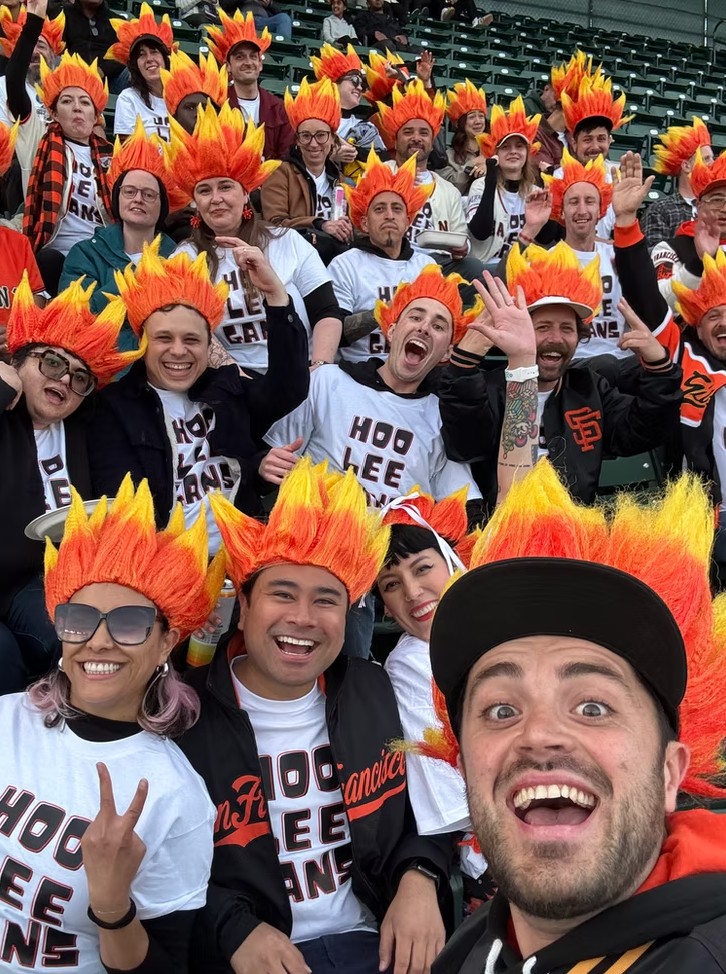 샌프란시스코 자이언츠 이정후의 팬클럽 후리건스가 경기장에서 단체 사진을 찍고 있다. 후리건스 공식 홈페이지