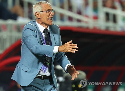 이라크 매체 '알라비아스포츠'가 1일(한국시간) 후세인 아무타 감독과 협상이 결렬된 뒤, 이라크축구협회가 엑토르 쿠페르를 포함해 헬리오 수자, 틴틴 마르케스 로페스 감독을 차기 축구 국가대표팀 감독 후보로 두고 있다고 보도했다.   이어 현지에서는 엑토르 쿠페르 감독과 먼저 이라크축구협회가 줌 미팅을 가졌다는 보도가 나오면서 쿠페르 감독이 1순위 후보로 거론되고 있다. 연합뉴스