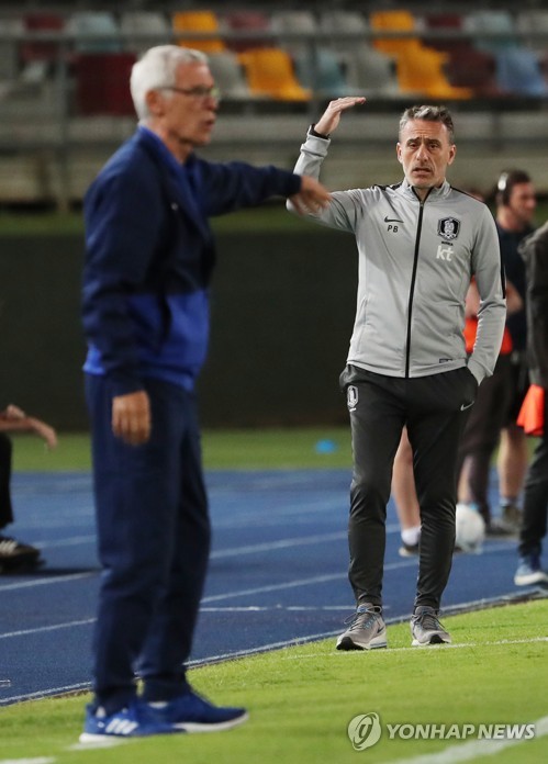 이라크 매체 '알라비아스포츠'가 1일(한국시간) 후세인 아무타 감독과 협상이 결렬된 뒤, 이라크축구협회가 엑토르 쿠페르를 포함해 헬리오 수자, 틴틴 마르케스 로페스 감독을 차기 축구 국가대표팀 감독 후보로 두고 있다고 보도했다.   이어 현지에서는 엑토르 쿠페르 감독과 먼저 이라크축구협회가 줌 미팅을 가졌다는 보도가 나오면서 쿠페르 감독이 1순위 후보로 거론되고 있다. 연합뉴스