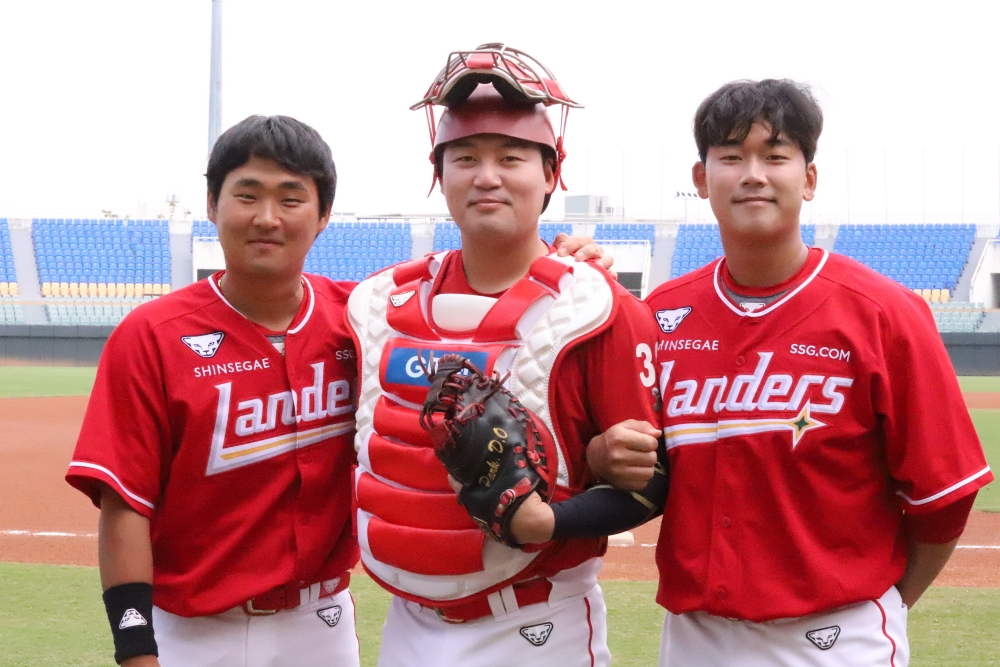 SSG 랜더스 포수 박대온이 야구선수 생활을 마무리하고 제2의 인생을 시작하고 싶다는 의사를 구단에 전달했다. 그는 야구 공부를 위해 오는 14일 미국으로 향한다. 지난해 스프링캠프 당시 박대온의 모습. 왼쪽부터 신범수, 박대온, 김규민. SSG 랜더스