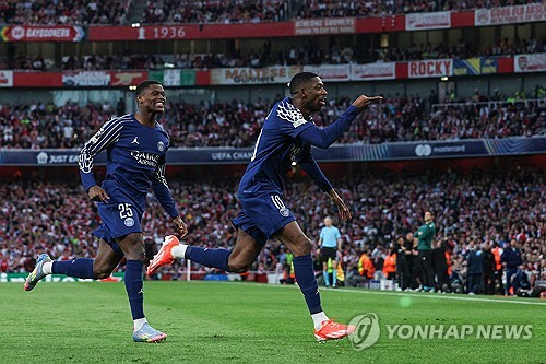 프랑스 유력지 '레키프'가 1일(한국시간) 햄스트링 부상이 의심되는 뎀벨레가 정밀 검사 없이 복귀할 가능성이 크다고 보도했다. 연합뉴스