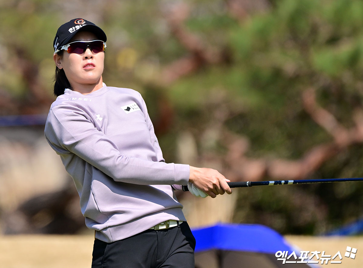 이정민이 지난 4월 6일 두산건설 위브 챔피언십에서 티샷을 날린 뒤 지켜보고 있다. 엑스포츠뉴스 DB