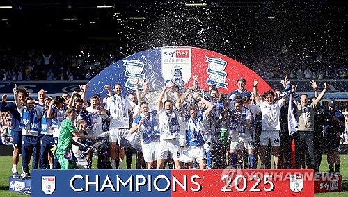 버밍엄 시티가 1일(한국시간) 영국 블랙풀에 있는 블룸필드 로드에서 열린 블랙풀과의 2024-2025시즌 리그1(3부) 45라운드 원정 경기에서 2-0으로 승리했다. 버밍엄은 이날 승리로 승점 108점(33승9무3패)이 됐다. 2위 렉섬(승점89)과의 격차는 무려 19점 차다.연합뉴스