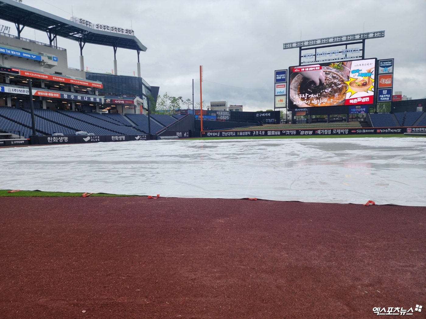 한화와 LG는 1일 대전한화생명볼파크에서 '2025 신한 SOL Bank KBO 리그' 정규시즌 여섯 번째 맞대결을 펼칠 예정이었으나 이 경기는 많은 양의 비로 우천 취소됐다. 대전, 박정현 기자