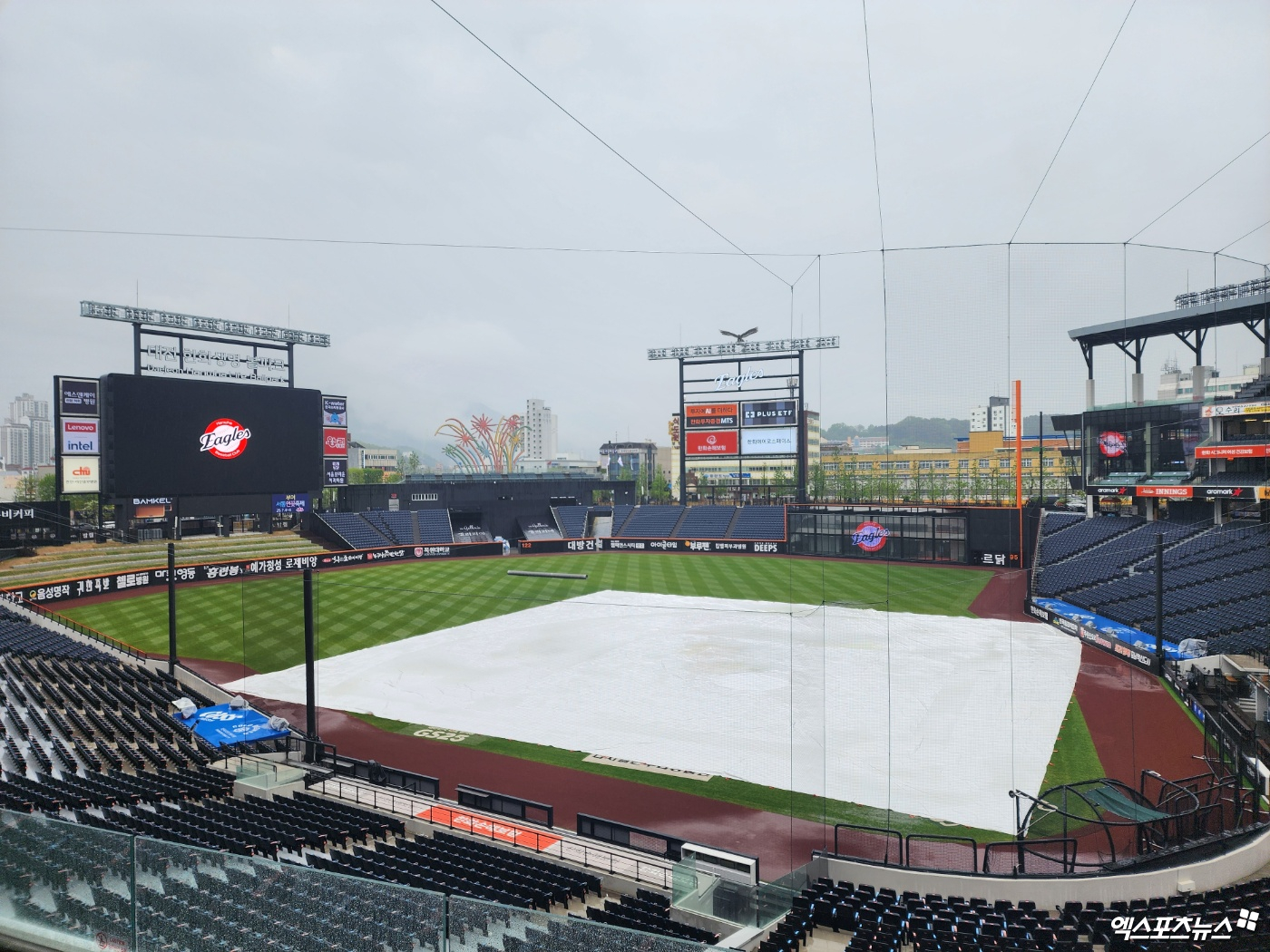 한화와 LG는 1일 대전한화생명볼파크에서 '2025 신한 SOL Bank KBO 리그' 정규시즌 여섯 번째 맞대결을 펼칠 예정이었으나 이 경기는 많은 양의 비로 우천 취소됐다. 대전, 박정현 기자