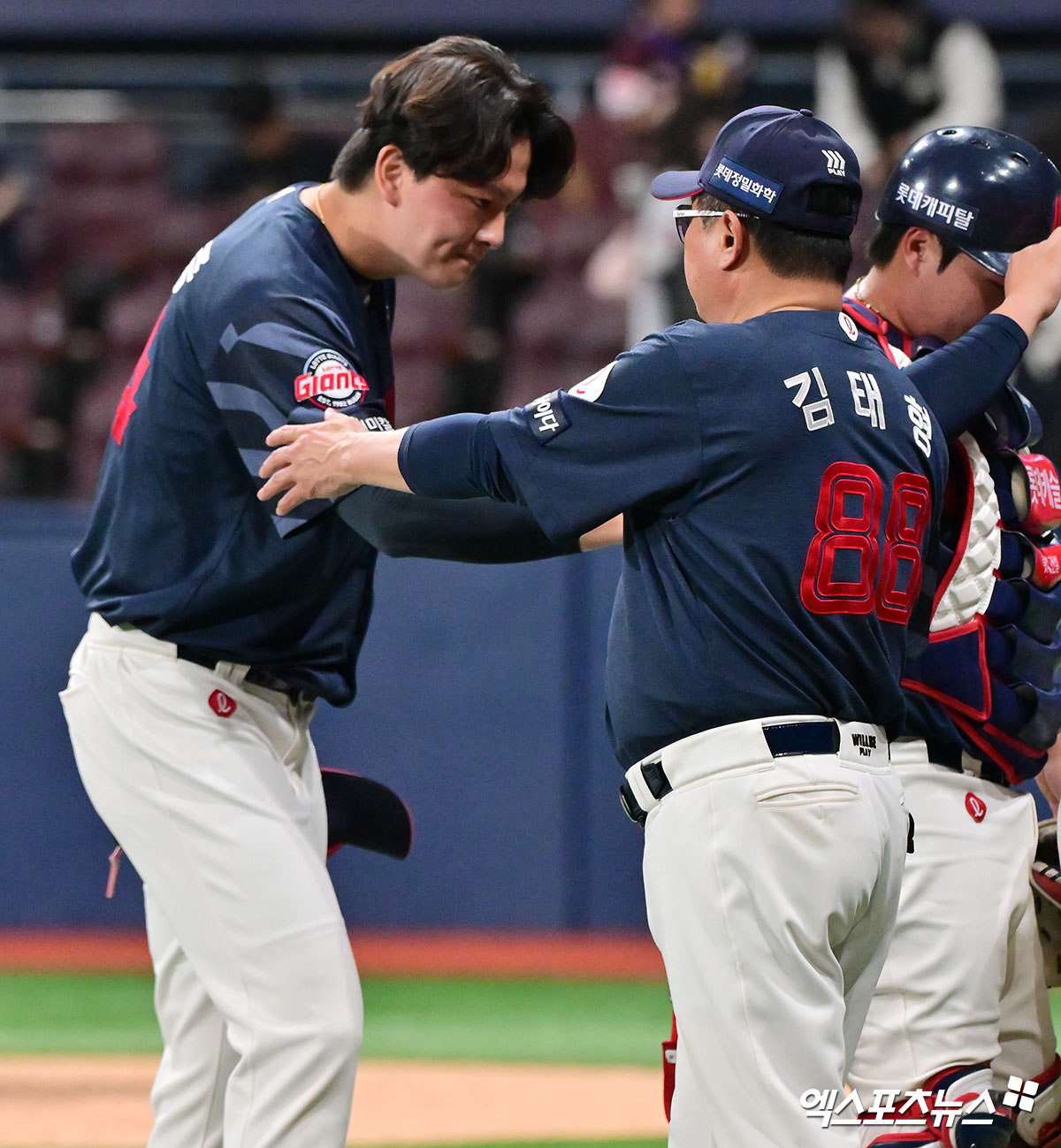 롯데 자이언츠 투수 김원중(왼쪽)이 지난 4월 30일 고척 키움 히어로즈전에서 세이브를 기록한 뒤 김태형 감독에게 격려 받고 있다. 사진 엑스포츠뉴스 DB