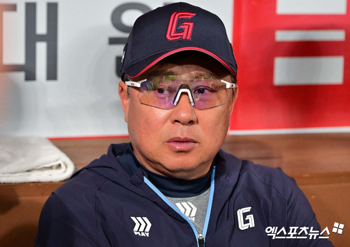 김태형 롯데 자이언츠 감독이 5월 1일 서울 고척스카이돔에서 열리는 키움 히어로즈와의 경기를 앞두고 현장 취재진과 인터뷰를 진행했다. 사진 김한준 기자