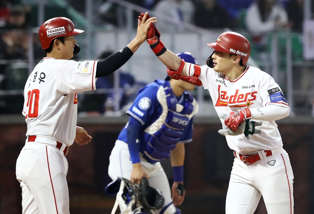 1일 오후 인천SSG랜더스필드에서 열린 '2025 신한 SOL Bank KBO리그' 삼성 라이온즈와 SSG 랜더스의 경기, SSG가 4:1로 승리하면서 3연패 탈출에 성공했다. SSG 최지훈은 홈런 1개 포함 4타수 2안타 2타점을 기록했다. SSG 랜더스