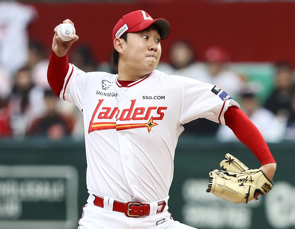 1일 오후 인천SSG랜더스필드에서 열린 '2025 신한 SOL Bank KBO리그' 삼성 라이온즈와 SSG 랜더스의 경기, SSG가 4:1로 승리하면서 3연패 탈출에 성공했다. SSG 송영진은 5이닝 3피안타 5사사구 5탈삼진 1실점을 기록했다. SSG 랜더스