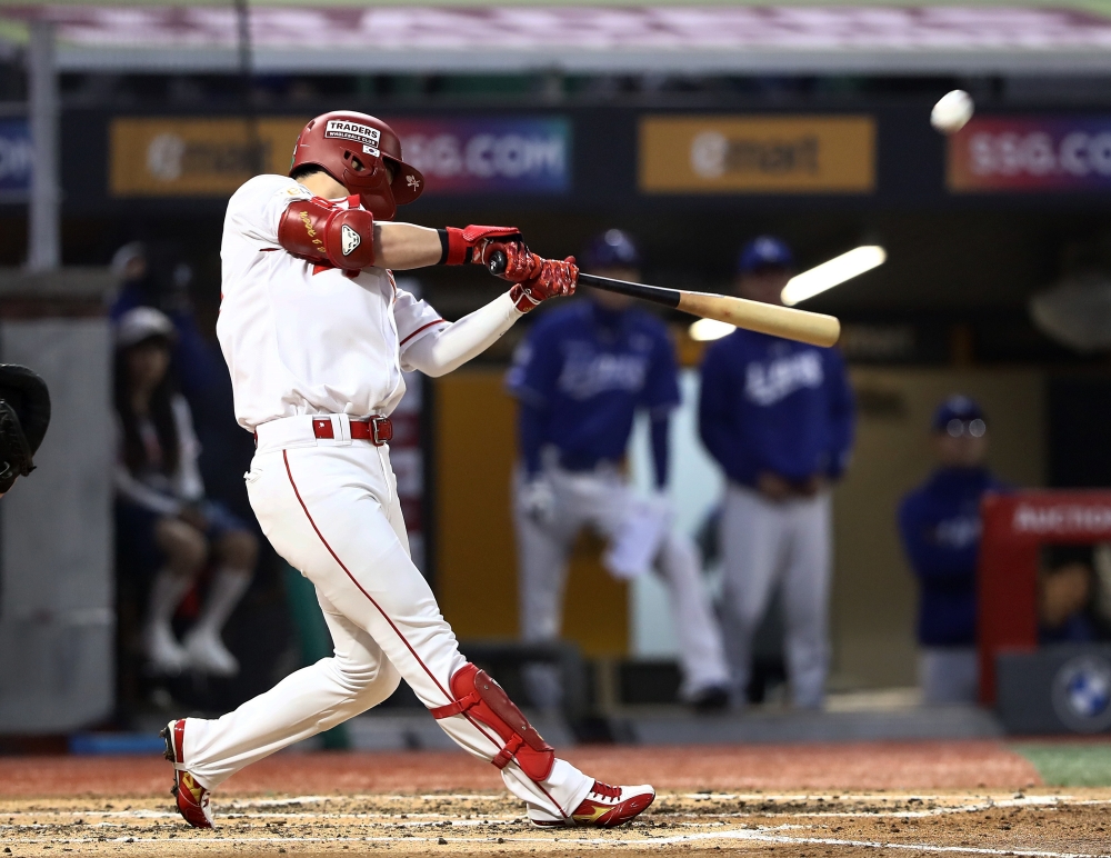 1일 오후 인천SSG랜더스필드에서 열린 '2025 신한 SOL Bank KBO리그' 삼성 라이온즈와 SSG 랜더스의 경기, SSG가 4:1로 승리하면서 3연패 탈출에 성공했다. SSG 최지훈은 홈런 1개 포함 4타수 2안타 2타점을 기록했다. SSG 랜더스