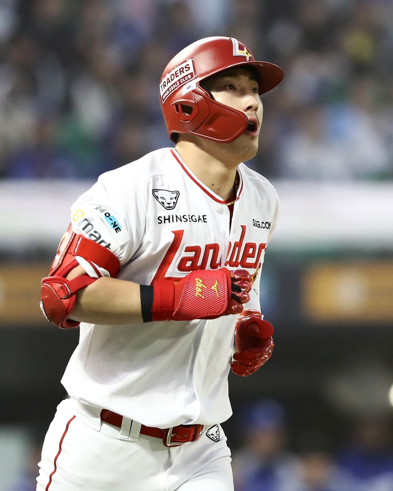 1일 오후 인천SSG랜더스필드에서 열린 '2025 신한 SOL Bank KBO리그' 삼성 라이온즈와 SSG 랜더스의 경기, SSG가 4:1로 승리하면서 3연패 탈출에 성공했다. SSG 최지훈은 홈런 1개 포함 4타수 2안타 2타점을 기록했다. SSG 랜더스