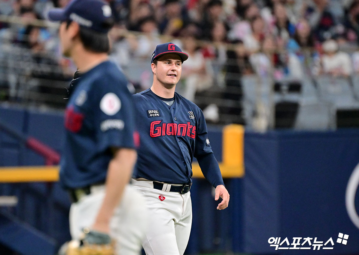 롯데 자이언츠 외국인 투수 터커 데이비슨이 1일 서울 고척스카이돔에서 열린 2025 신한 SOL Bank KBO리그 키움 히어로즈와의 팀 간 6차전에 선발등판, 7이닝 무실점 완벽투로 팀 3연승을 이끌었다. 사진 김한준 기자