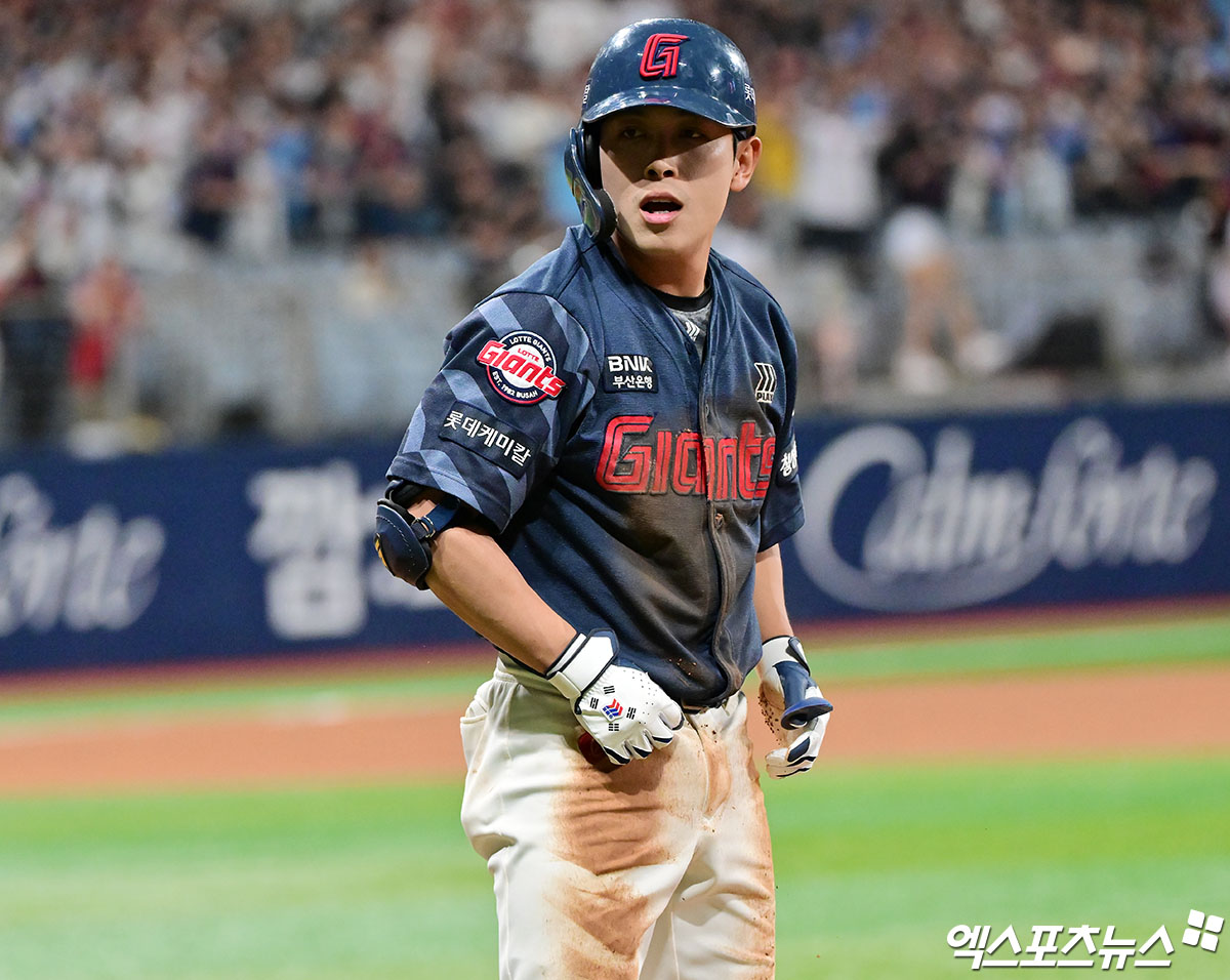 롯데 자이언츠 외야수 황성빈이 1일 서울 고척스카이돔에서 열린 2025 신한 SOL Bank KBO리그 키움 히어로즈와의 팀 간 6차전에서 4회초 빠른 발을 앞세운 내야 안타로 1타점 적시타를 기록했다. 사진 김한준 기자