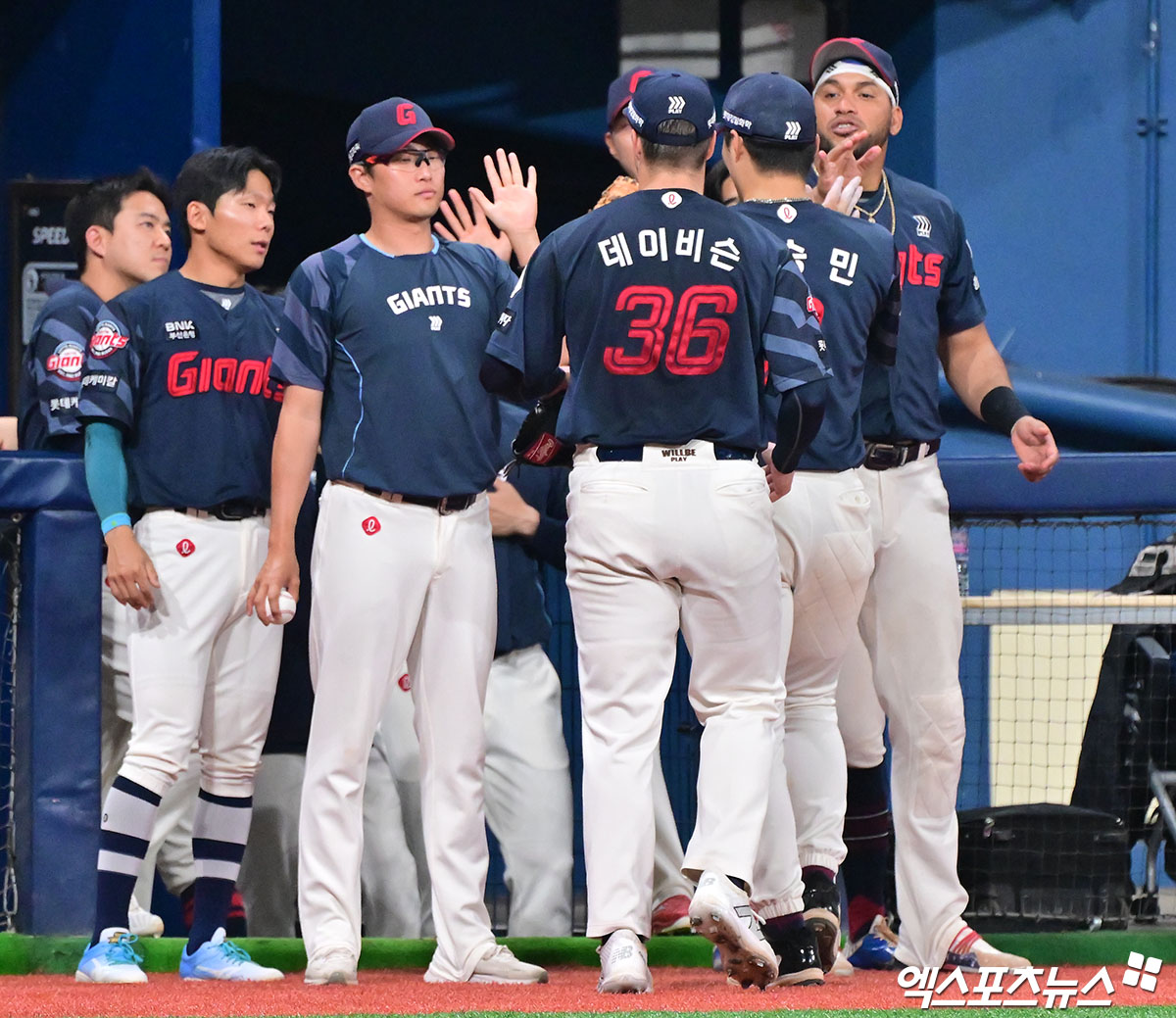 롯데 자이언츠 외국인 투수 터커 데이비슨이 1일 서울 고척스카이돔에서 열린 2025 신한 SOL Bank KBO리그 키움 히어로즈와의 팀 간 6차전에 선발등판, 7이닝 무실점 완벽투로 팀 3연승을 이끌었다. 사진 김한준 기자