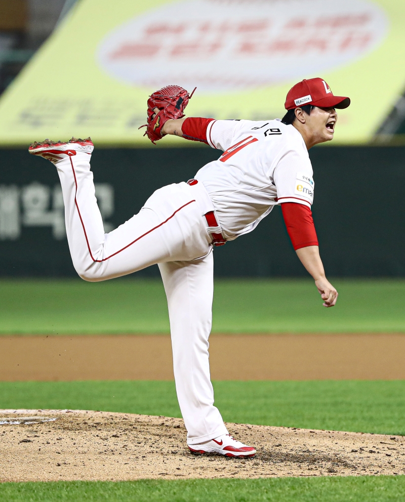 1일 오후 인천SSG랜더스필드에서 열린 '2025 신한 SOL Bank KBO리그' 삼성 라이온즈와 SSG 랜더스의 경기, SSG가 4:1로 승리하면서 3연패 탈출에 성공했다. SSG 김민은 2이닝 1피안타 무사사구 무실점을 기록했다. SSG 랜더스