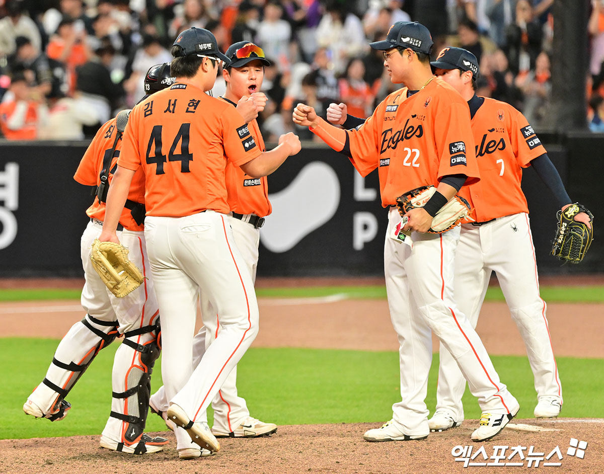 한화는 현재 정규시즌 전적 19승 13패를 기록 중이다. 4연승으로 거침없는 상승세를 그리고 있는 만큼 9연전 기간 중 우천 취소가 팀에 긍정적 영향을 미칠지 많은 관심이 쏠린다. 엑스포츠뉴스 DB