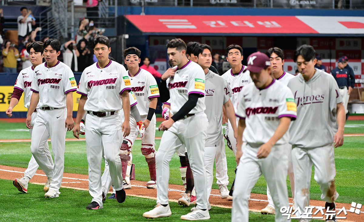 키움 히어로즈가 서울 고척스카이돔에서 열린 2025 신한 SOL Bank KBO리그 롯데 자이언츠와의 팀 간 6차전에서 0-5로 패하면서 3연패의 수렁에 빠졌다. 사진 김한준 기자