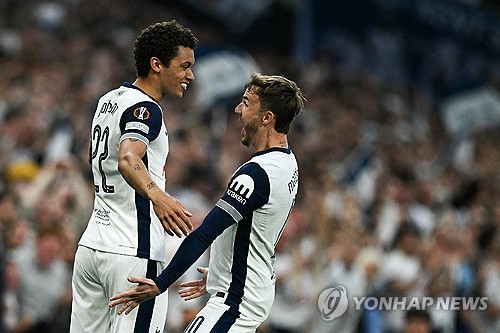 안지 포스테코글루 감독이 이끄는 토트넘이 2일(한국시간) 영국 런던에 있는 토트넘 홋스퍼 스타디움에서 열린 보되글림트(노르뒈이)와의 2024-2025시즌 유럽축구연맹(UEFA) 유로파리그 4강 1차전에서 3-1 완승을 거두며 결승 진출의 초석을 다졌다. 연합뉴스