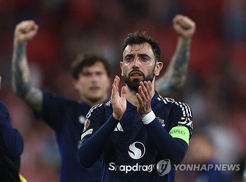 후벵 아모림 감독이 이끄는 맨유가 2일(한국시간) 스페인 빌바오에 있는 산 마메스에서 열린 아틀레틱 클루브 빌바오와의 2024-2025시즌 유럽축구연맹(UEFA) 유로파리그 4강 1차전에서 3-0 완승을 거뒀다. 브루누 페르난데스는 멀티 골을 넣으며 팀 승리의 일등공신이 됐다. 연합뉴스