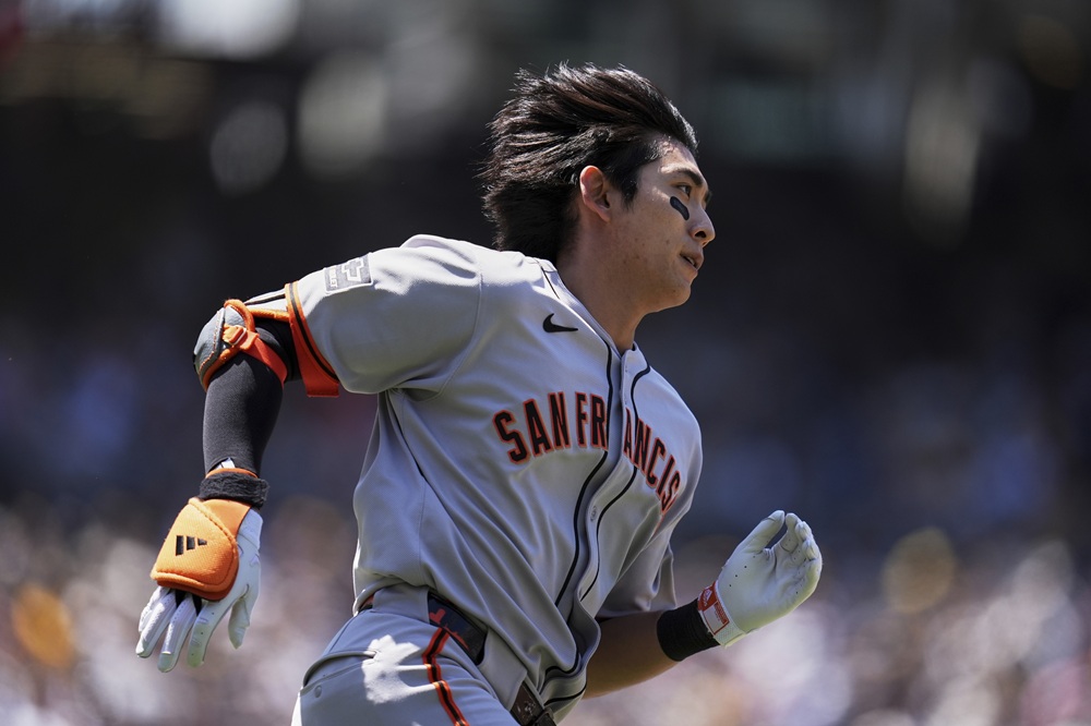 샌프란시스코 자이언츠 이정후가 지난 1일 샌디에이고 파드리스전에서 타격 후 1루로 달려 나가고 있다. AFP 연합뉴스