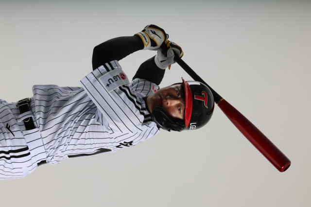 LG 트윈스 내야수 손용준이 2일 서울 잠실야구장에서 열리는 '2025 신한 SOL Bank KBO리그' SSG 랜더스와 LG의 정규시즌 맞대결을 앞두고 정식선수 전환과 함께 1군 엔트리에 등록됐다. LG 트윈스