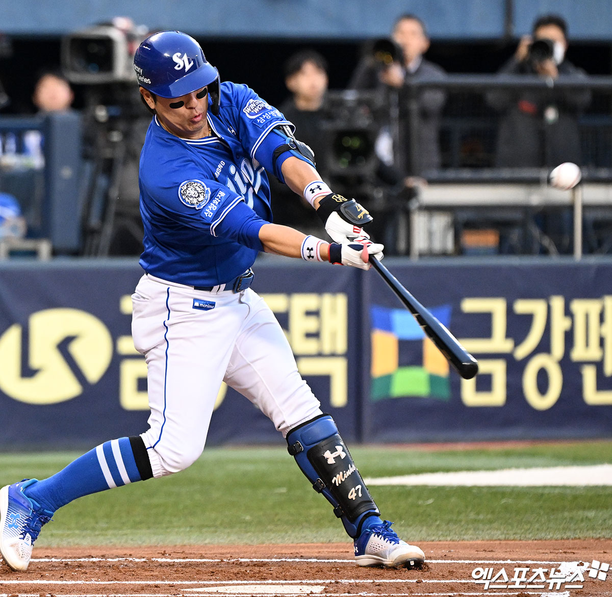 삼성 라이온즈 강민호가 정규시즌 경기에서 타격하고 있다. 엑스포츠뉴스 DB