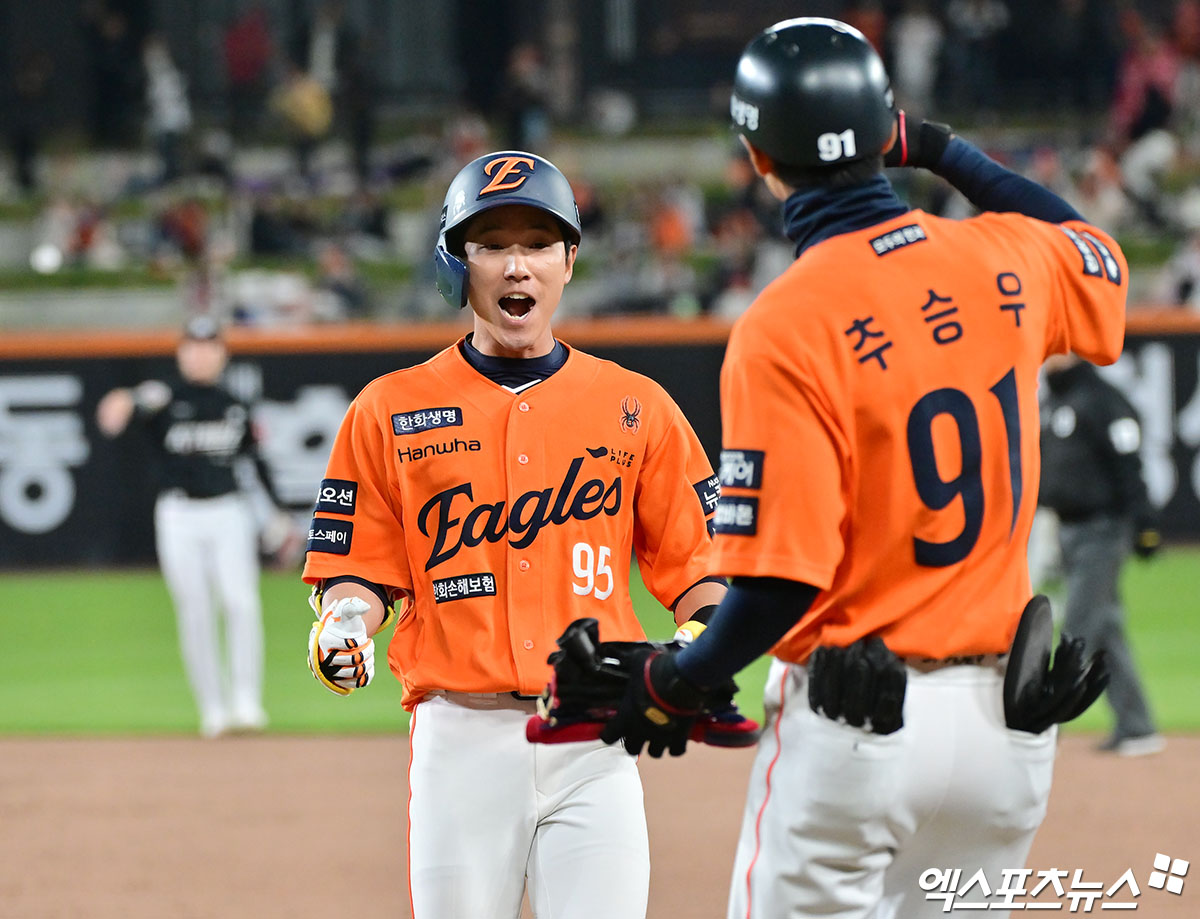 25일 오후 대전 한화생명 볼파크에서 열린 '2025 신한 SOL Bank KBO리그' KT 위즈와 한화 이글스의 경기, 9회말 한화 황영묵이 중전안타를 날린 후 기뻐하고 있다. 엑스포츠뉴스DB