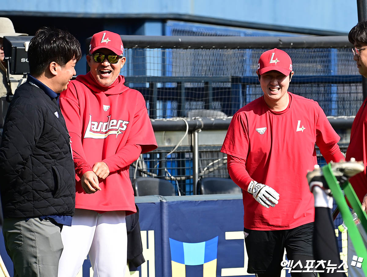 2일 오후 서울 잠실야구장에서 열리는 '2025 신한 SOL Bank KBO리그' SSG 랜더스와 LG 트윈스의 경기에 앞서 SSG 이숭용 감독과 최정이 이야기를 나누며 웃음을 터뜨리고 있다. 잠실, 박지영 기자