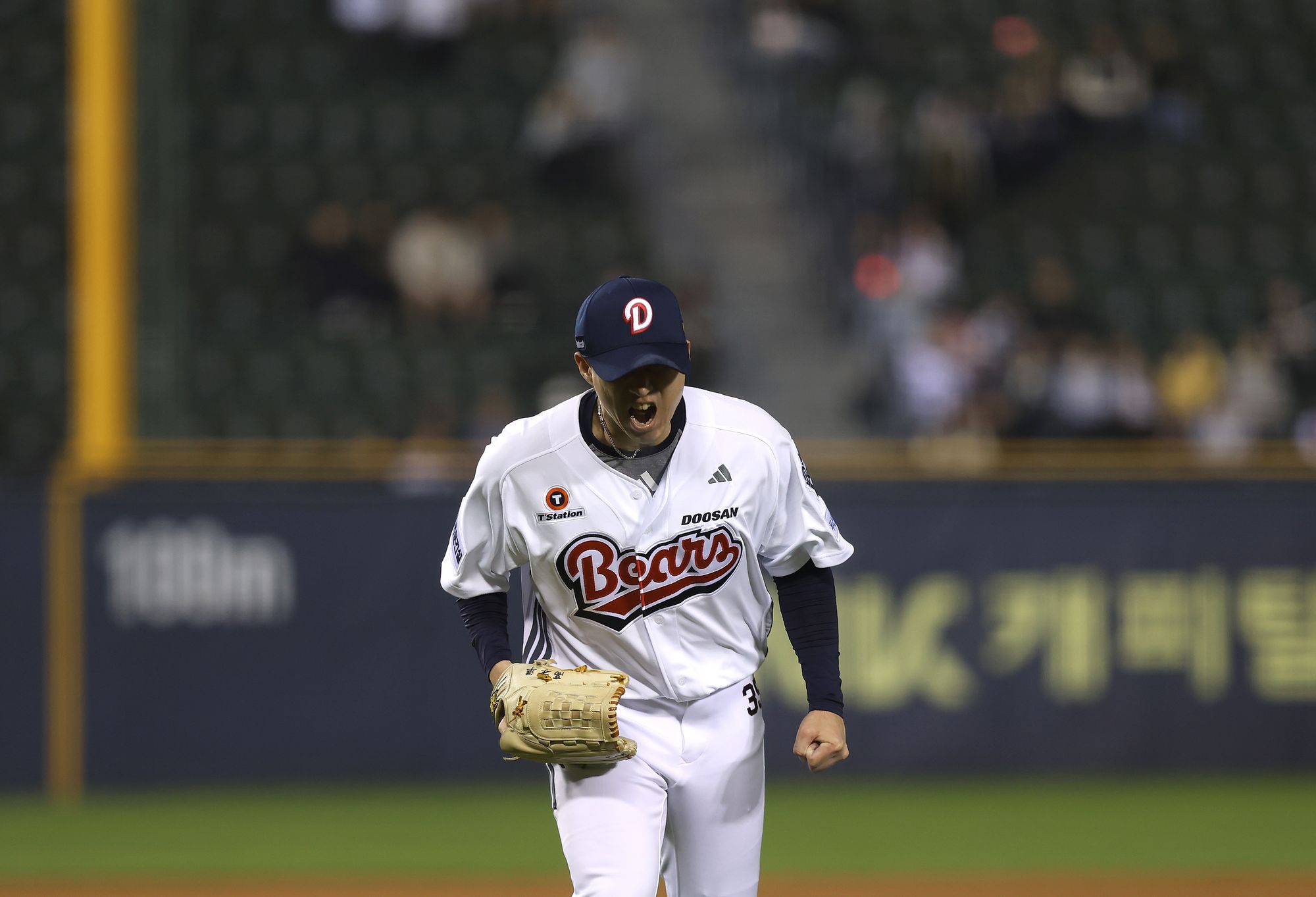 두산 베어스 고효준이 지난 1일 잠실 KT 위즈전에서 무실점으로 투구를 마친 뒤 포효하고 있다. 두산 베어스