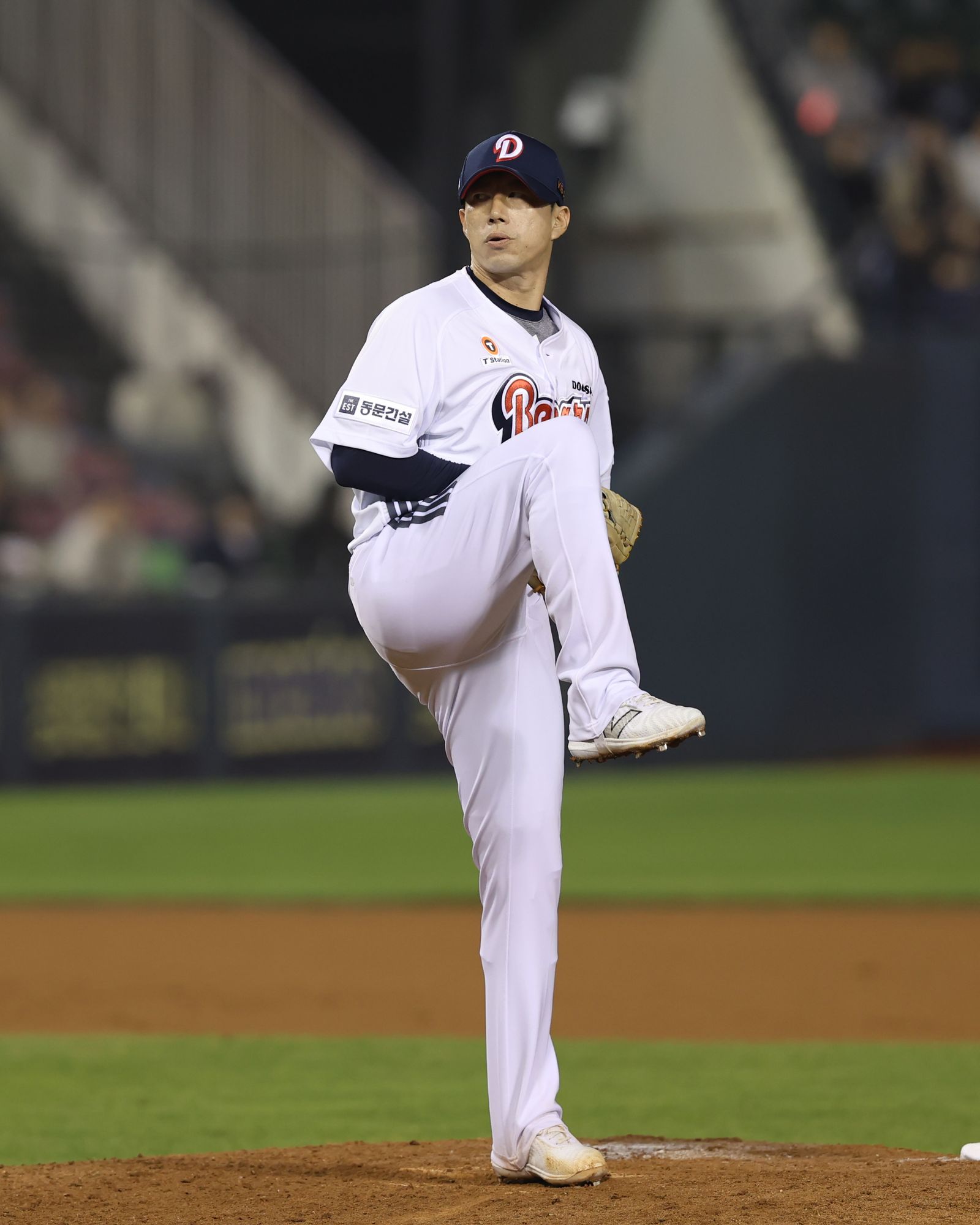 두산 베어스 고효준이 지난 1일 잠실 KT 위즈전에 구원 등판해 투구하고 있다. 두산 베어스