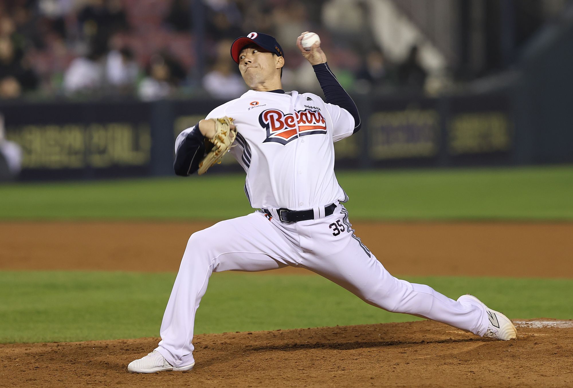 두산 베어스 고효준이 지난 1일 잠실 KT 위즈전에 구원 등판해 투구하고 있다. 두산 베어스