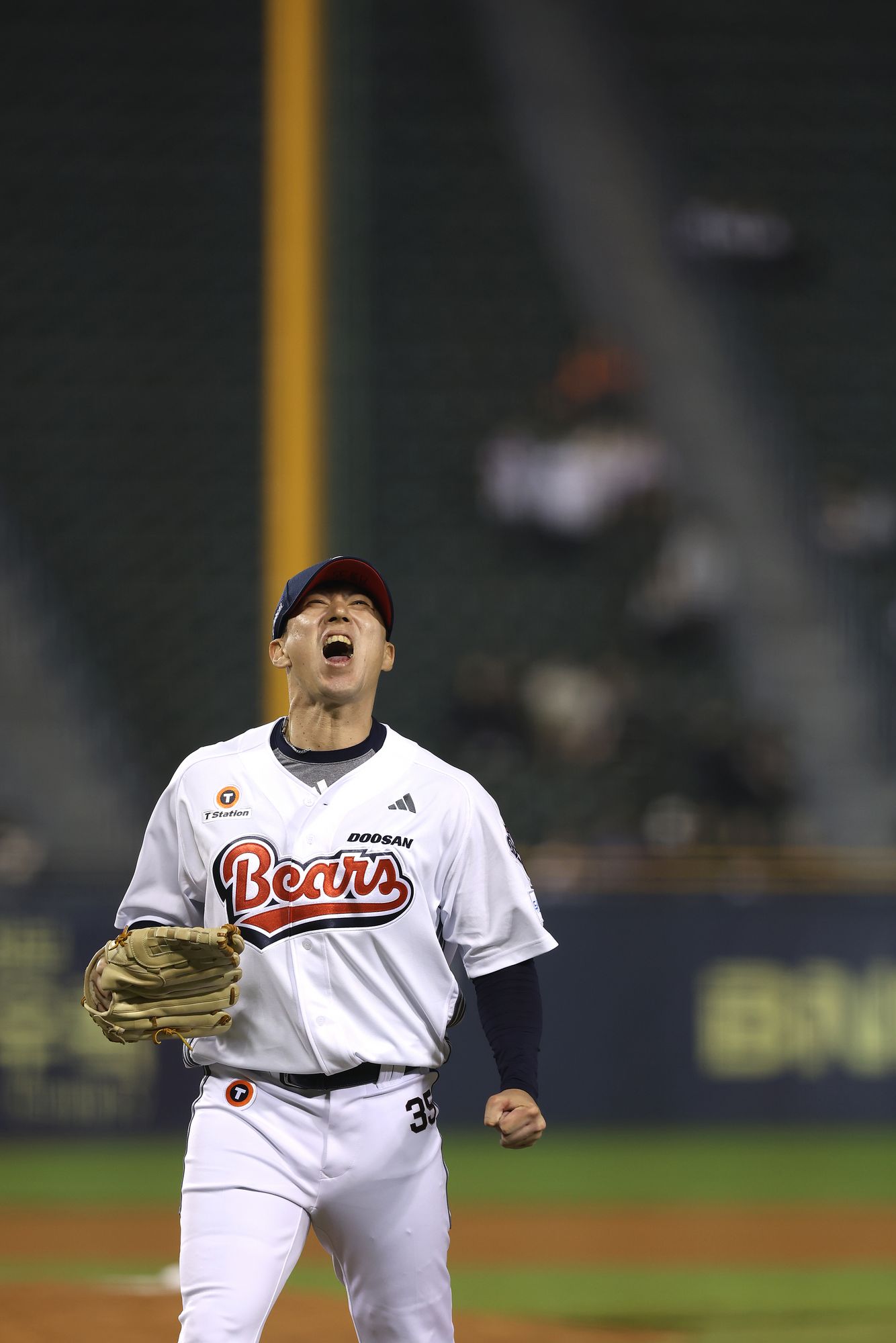 두산 베어스 고효준이 지난 1일 잠실 KT 위즈전에서 무실점으로 투구를 마친 뒤 포효하고 있다. 두산 베어스