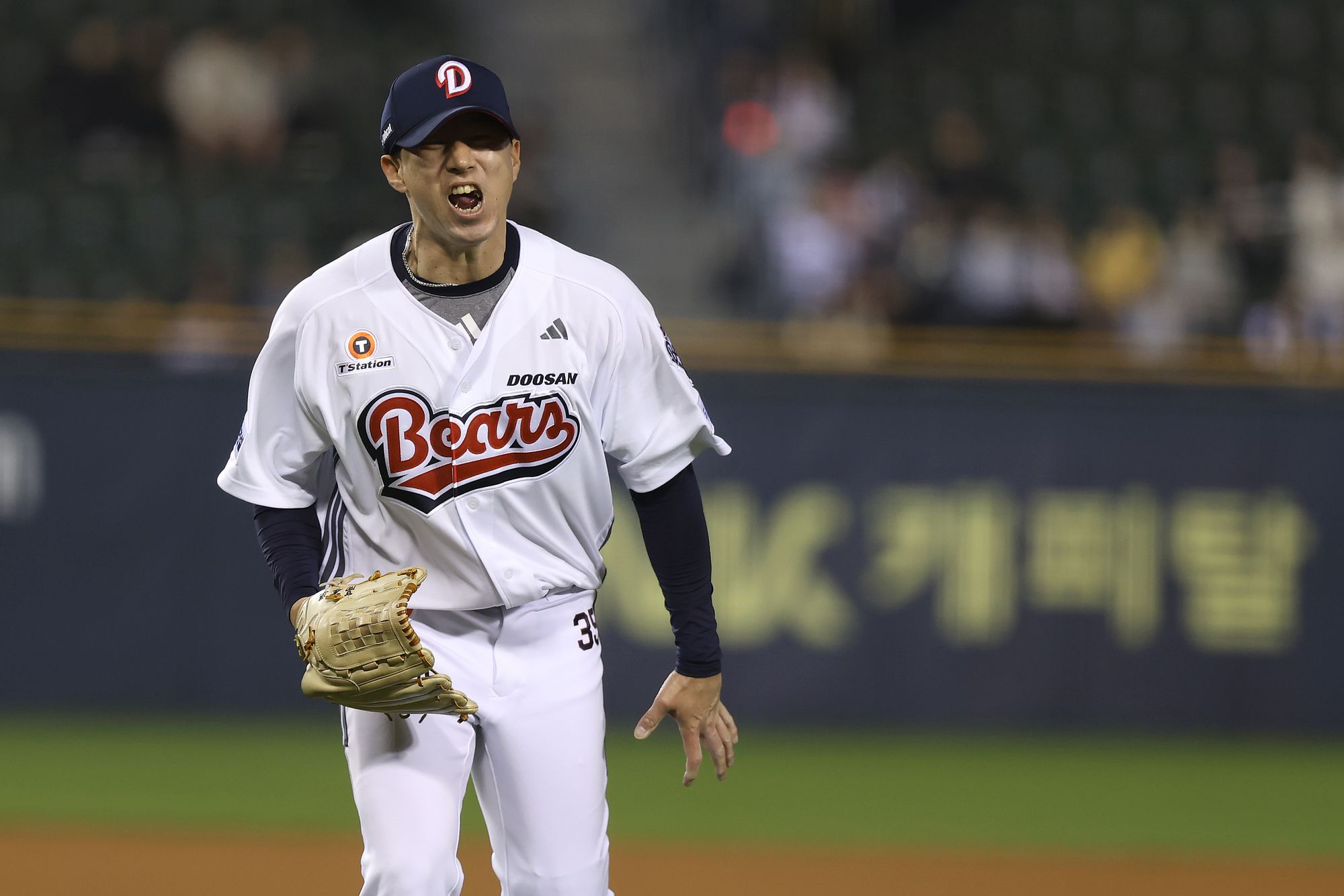두산 베어스 고효준이 지난 1일 잠실 KT 위즈전에서 무실점으로 투구를 마친 뒤 포효하고 있다. 두산 베어스